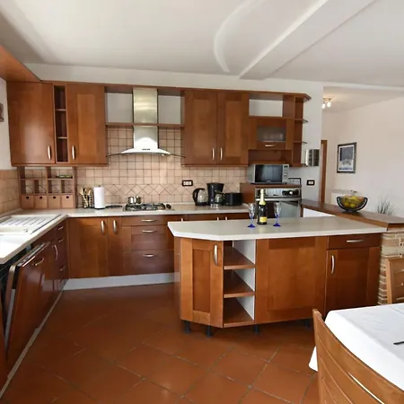 Appartement Flat With Shared Pool In Fiorini