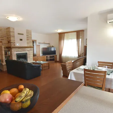 Flat With Shared Pool In Appartement Fiorini